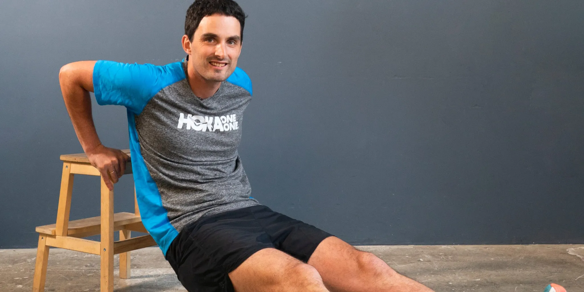 Hombre maduro en bicicleta disfrutando de un día al aire libre con energía y buen estado físico